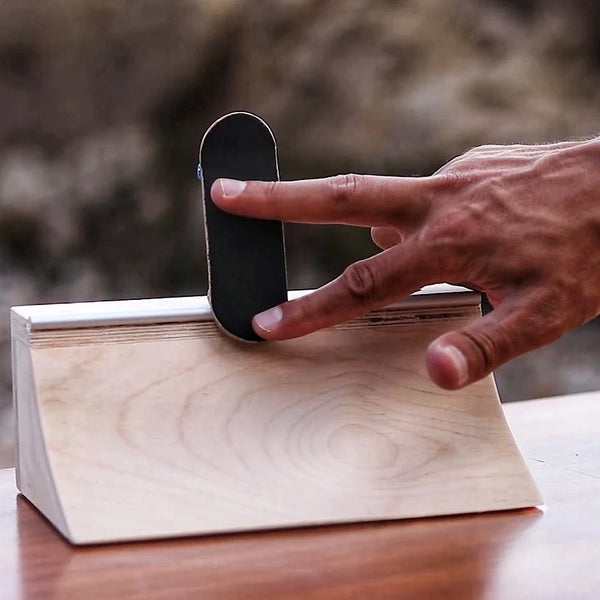 BULLGOD Block Fingerboard Classic Quarter Pipe